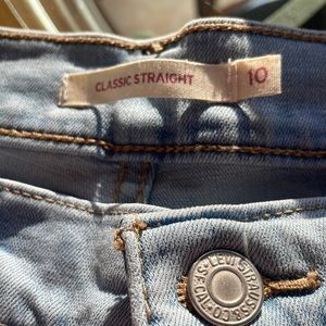 Levi’s women’s Classic Fit, light wash jeans size 10